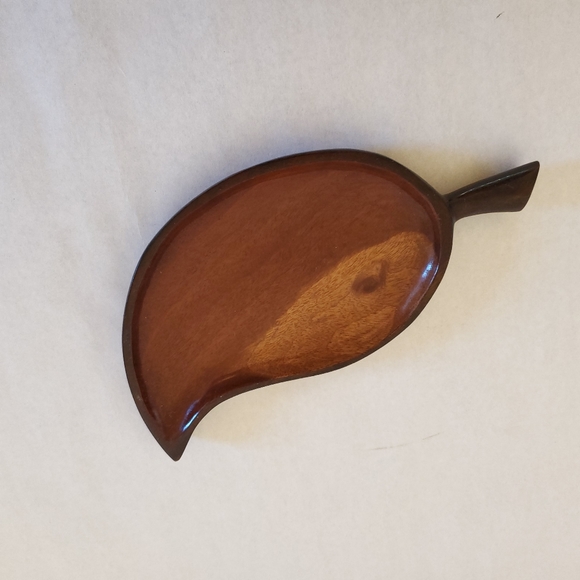 Small hand carved Mahogany plate - Picture 1 of 3
